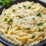 Cremige Orzo-Nudeln mit Knoblauch und Parmesan