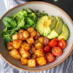 Knusprige Ofenkartoffeln mit Salat (einfaches Bowl Rezept)